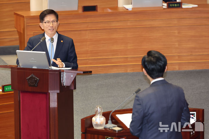 [서울=뉴시스] 권창회 기자 = 김문수 고용노동부 장관이 12일 오후 서울 여의도 국회에서 열린 제418회국회(정기회) 제7차 본회의 대정부질문(교육·사회·문화)에서 조정훈 국민의힘 의원의 질의에 답변하고 있다. 2024.09.12. kch0523@newsis.com