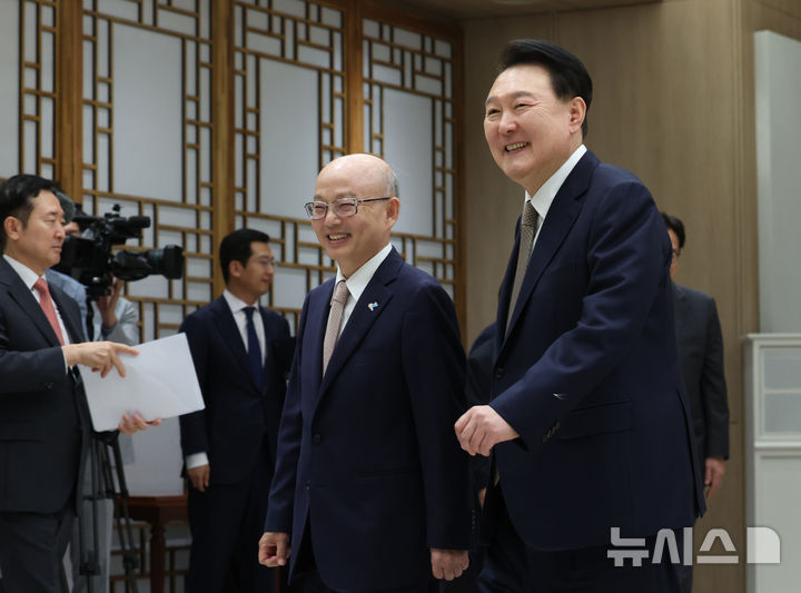 [서울=뉴시스] 조수정 기자 = 윤석열 대통령이 12일 서울 용산 대통령실 청사에서 열린 안창호 국가인권위원장 임명장 및 서승환 국민경제자문회의 부의장, 최양희 국가과학기술자문회의 부의장, 유일호 규제개혁위원회 위원장 위촉장 수여식을 마친 뒤 안 신임 위원장과 함께 환담장으로 향하고 있다. 2024.09.12. chocrystal@newsis.com