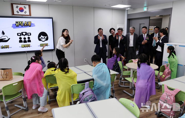 [부산=뉴시스] 하경민 기자 = 12일 부산 강서구 명지늘봄전용학교에서 열린 전국 첫 늘봄 전용 교육시설 개교식에 참석한 내외빈들이 놀이예술 수업 모습을 둘러보고 있다. 명지늘봄전용학교는 강서구 명지동 내 남명초등학교 등 7개 초등학교 학생 총 400명을 교육할 수 있도록 20개 모듈러 교실을 설치해 건립됐다. 2024.09.12. yulnetphoto@newsis.com