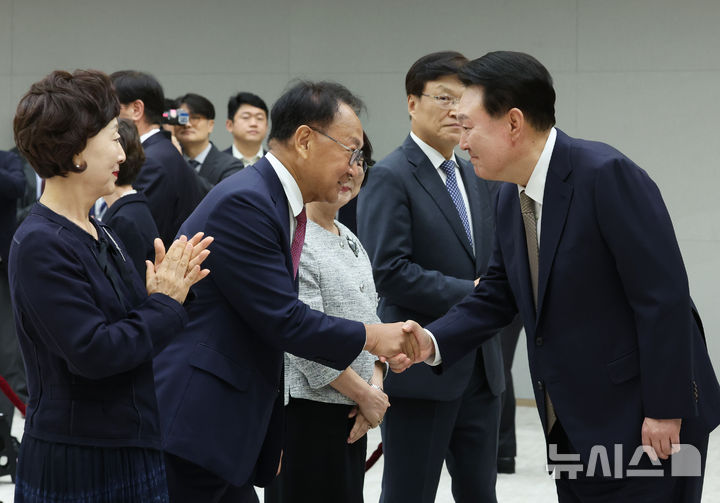 [서울=뉴시스] 조수정 기자 = 윤석열 대통령이 12일 서울 용산 대통령실 청사에서 열린 안창호 국가인권위원장 임명장 및 서승환 국민경제자문회의 부의장, 최양희 국가과학기술자문회의 부의장, 유일호 규제개혁위원회 위원장 위촉장 수여식에 입장하며 유 신임 위원장과 악수하고 있다. 2024.09.12. chocrystal@newsis.com