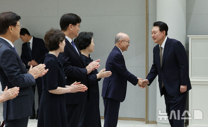 [서울=뉴시스] 조수정 기자 = 윤석열 대통령이 12일 서울 용산 대통령실 청사에서 열린 안창호 국가인권위원장 임명장 및 서승환 국민경제자문회의 부의장, 최양희 국가과학기술자문회의 부의장, 유일호 규제개혁위원회 위원장 위촉장 수여식에 입장하며 안 신임 국가인권위원장과 악수하고 있다. 2024.09.12. chocrystal@newsis.com