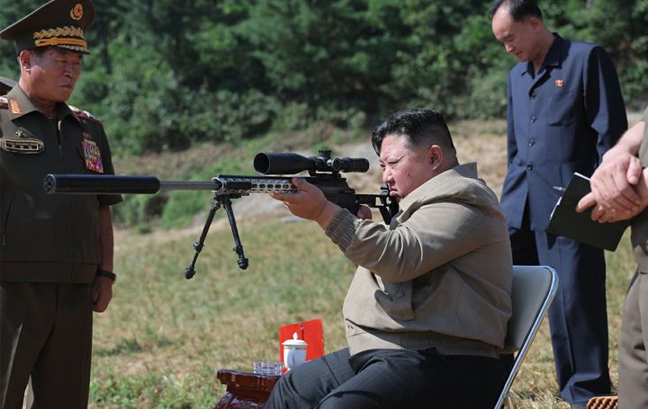 [서울=뉴시스]김정은 북한 국무위원장은 11일 북한군 특수작전무력훈련기지도 방문해 전투원의 훈련을 직접 지도했다. 노동신문이 공개한 사진 48장을 보면 김정은은 직접 저격 소총을 들고 사격자세를 취하기도 했다. (사진=노동신문 캡처) 2024.09.13. *재판매 및 DB 금지