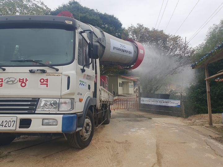 가축 질병 차단 위한 소독 작업. (사진=경기도 제공) *재판매 및 DB 금지