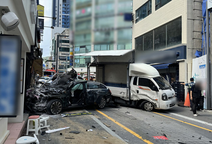 [부산=뉴시스] 12일 오후 1시11분께 부산 해운대구청 인근 일반통행로를 달리던 승용차가 정차 중인 화물차를 들이받은 데 이어 인도로 돌진해 보행자 2명을 치어 숨지게 하는 사고가 발생했다. (사진=부산소방재난본부 제공) 2024.09.12. photo@newsis.com *재판매 및 DB 금지