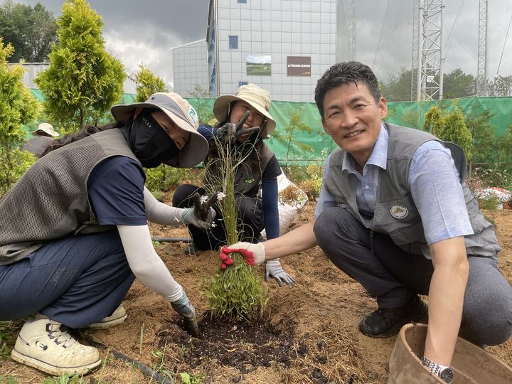 [세종=뉴시스] 신창호 국립세종수목원장이 지난 6월 대한민국 정원식물 전시품평회에 선보였던 식물을 활용해 아동복지시설에 ESG나눔정원을 조성하고 있다.(사진=한국수목원정원관리원 제공) *재판매 및 DB 금지