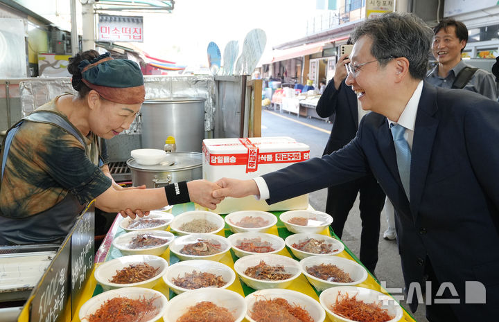 [서울=뉴시스]우주항공청은 추석을 맞아 지역 전통시장과 장애인거주시설을 방문해 지역 경제 활성화와 소외계층 지원을 통한 따뜻한 나눔을 실천했다고 13일 밝혔다. 사진은 윤영빈 우주항공청장이 사천읍시장 상인과 인사를 나누는 모습. (사진=우주항공청 제공)