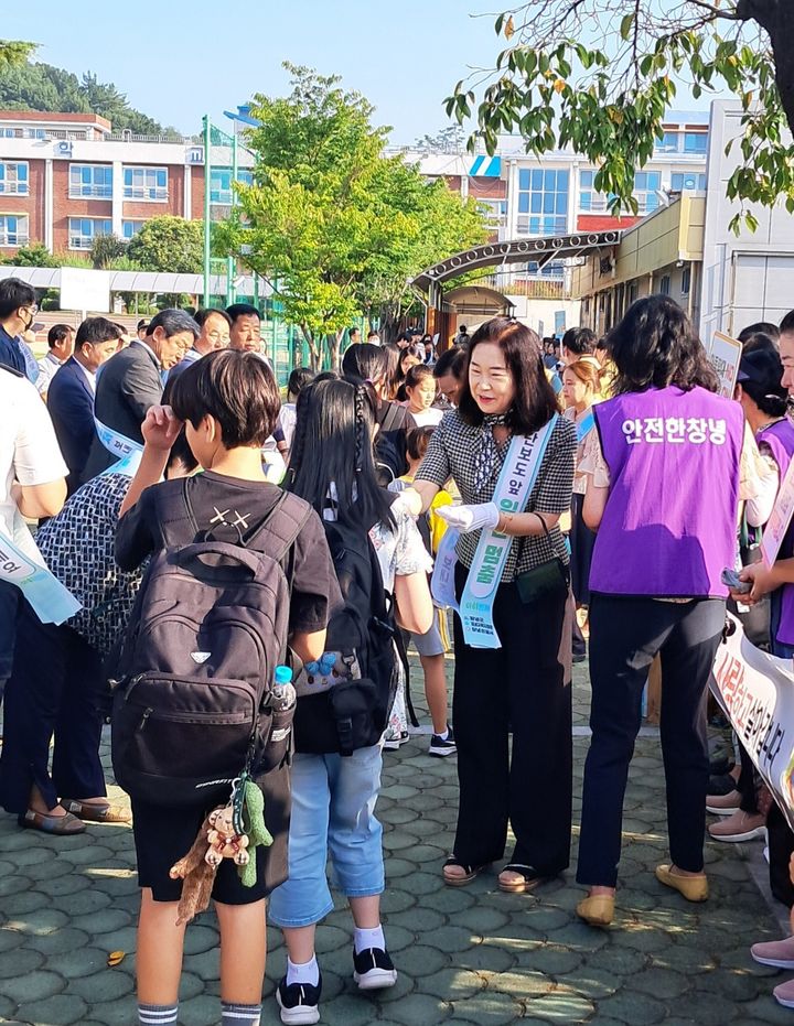 [창녕=뉴시스] 안지율 기자 = 명덕초등학교 정문에서 안전한 학교 환경을 위한 학교폭력 멈춰 캠페인을 하고 있다. (사진=창녕교육지원청 제공) 2024.09.13. photo@newsis.com *재판매 및 DB 금지