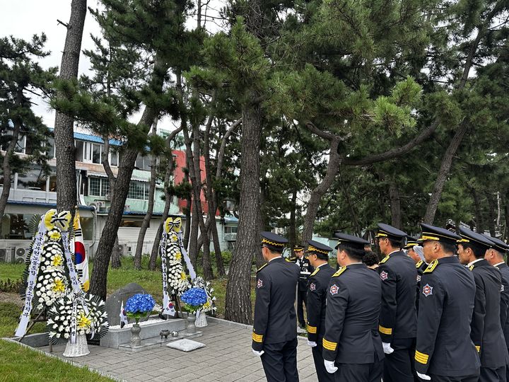 [강릉=뉴시스] 강릉소방서는 13일 석란정 화재 당시 순직한 소방공무원 제7주기 추모식을 갖고 있다. 강릉 석란정 화재는 지난 2017년 강문동 석란정 화재를 진압하던 중 경포119안전센터 소속 故 이영욱, 이호현 소방관이 현장에서 순직했다. (사진=강릉소방서 제공) *재판매 및 DB 금지