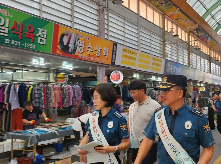 [합천=뉴시스]합천경찰서, 주민 대상 보이스 피싱 범죄 예방 활동.2024.09.13.(사진=합천경찰서 제공) photo@newsis.com *재판매 및 DB 금지