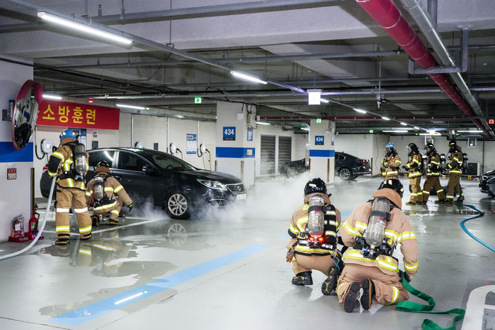 [부산=뉴시스] 지난 9월13일 부산 해운대구 해운대백병원 지하 주차장에서 해운대소방서 대원들이 화재 진압 훈련을 하고 있다. (사진=해운대백병원 제공) 2024.09.13. photo@newis.com *재판매 및 DB 금지