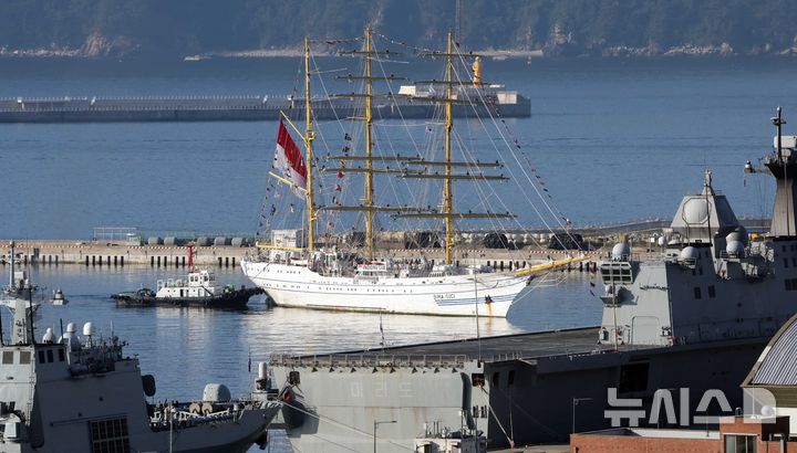 [부산=뉴시스] 하경민 기자 = 인도네시아 해군 실습선 '비마수치함'(KRI BIMA SUCI·2350t)이 13일 오전 부산 남구 해군작전사령부 부산작전기지에 입항하고 있다. 비마수치함은 길이 111m, 폭 13.5m 규모의 대형 범선으로, 이번 부산 방문은 2019년에 이어 2번째다. 2024.09.13. yulnetphoto@newsis.com