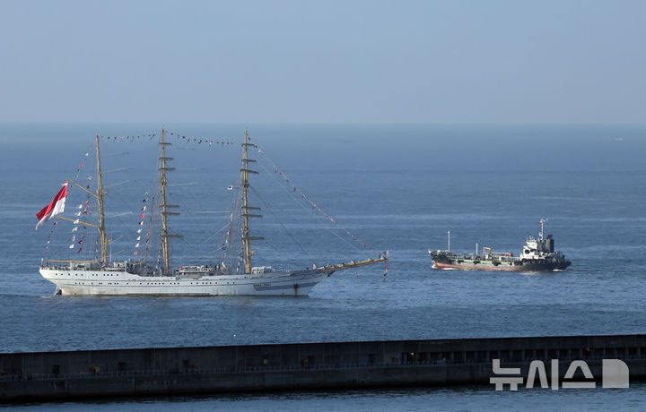 [부산=뉴시스] 하경민 기자 = 인도네시아 해군 실습선 '비마수치함'(KRI BIMA SUCI·2350t)이 13일 오전 부산 남구 해군작전사령부 부산작전기지에 입항하고 있다. 비마수치함은 길이 111m, 폭 13.5m 규모의 대형 범선으로, 이번 부산 방문은 2019년에 이어 2번째다. 2024.09.13. yulnetphoto@newsis.com