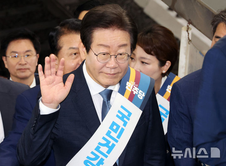 [서울=뉴시스] 조성우 기자 = 이재명 더불어민주당 대표, 박찬대 원내대표를 비롯한 지도부가 13일 오전 서울 용산역에서 귀성 인사를 하고 있다. 2024.09.13. xconfind@newsis.com