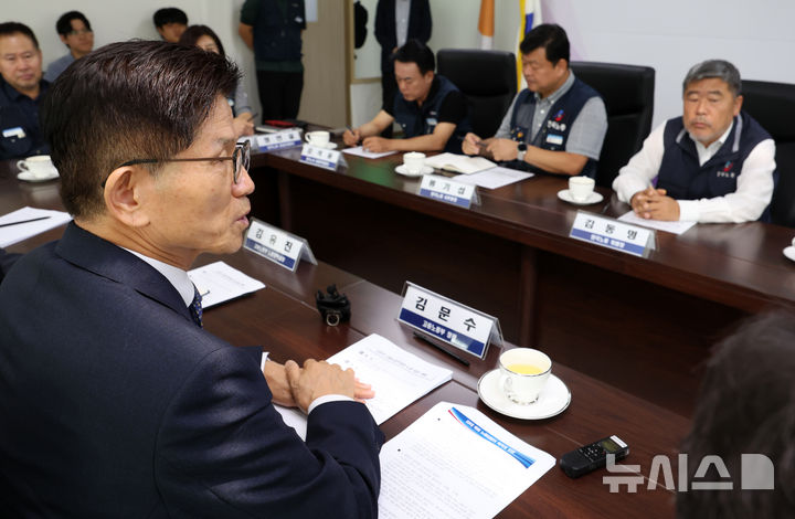 [서울=뉴시스] 이영환 기자 = 김문수 고용노동부 장관이 13일 오전 서울 영등포구 한국노총을 방문해 김동명 위원장, 류기섭 사무총장 및 상임부위원장들과 면담을 하고 있다. 2024.09.13. 20hwan@newsis.com