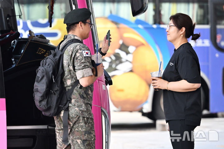 [광주=뉴시스] 이영주 기자 = 추석 연휴를 하루 앞둔 13일 오전 광주 서구 유·스퀘어 광주종합버스터미널에서 한 어머니가 휴가를 마치고 부대로 복귀하는 군장병 아들을 보내고 있다. 2024.09.13. leeyj2578@newsis.com