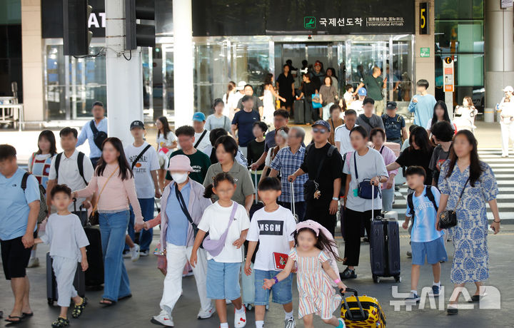 [제주=뉴시스] 우장호 기자 = 지난 추석 연휴를 하루 앞둔 13일 오전 제주국제공항 1층 도착장이 가족과 친구, 연인들의 발걸음으로 북적이고 있다. 2024.09.13. woo1223@newsis.com