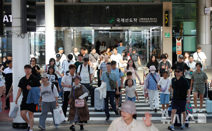 [제주=뉴시스] 우장호 기자 = 추석 연휴를 하루 앞둔 13일 오전 제주국제공항 1층 도착장이 가족과 친구, 연인들의 발걸음으로 북적이고 있다. 제주관광협회에 따르면 오는 18일까지 연휴 기간 동안 일평균 4만2400여명씩 총 29만7000여명이 제주를 찾을 것으로 전망된다. 2024.09.13. woo1223@newsis.com