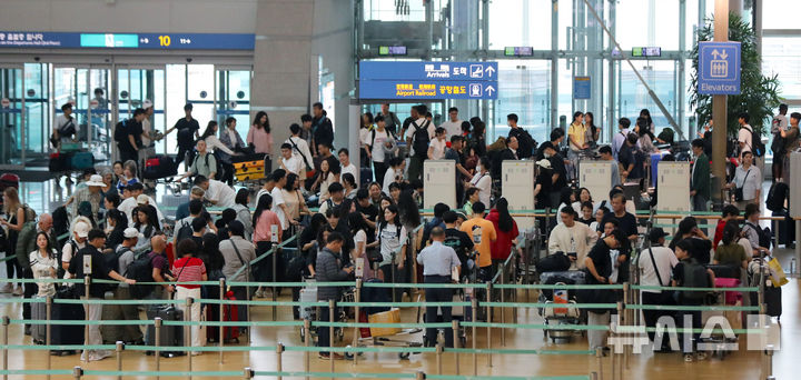 [인천공항=뉴시스] 김혜진 기자 = 추석 연휴를 하루 앞둔 13일 인천국제공항 제 1여객터미널이 이용객들로 붐비고 있다. 인천공항공사에 따르면 올해 추석연휴기간(9월13~18일) 120만4000여명이 해외를 다녀올 것으로 전망했다. 이기간 일평균 이용객은 20만1000명이다. 2024.09.13. jini@newsis.com