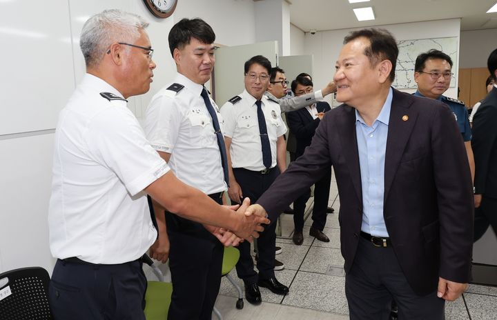 [서울=뉴시스] 김명년 기자 = 이상민 행정안전부 장관이 지난 13일 오후 경기 용인 소재 고속도로순찰대 1지구대를 방문해 추석 명절 교통관리 대책 등을 점검하고 근무자들을 격려하고 있다.(사진=행정안전부 제공) 2024.09.13. photo@newsis.com *재판매 및 DB 금지