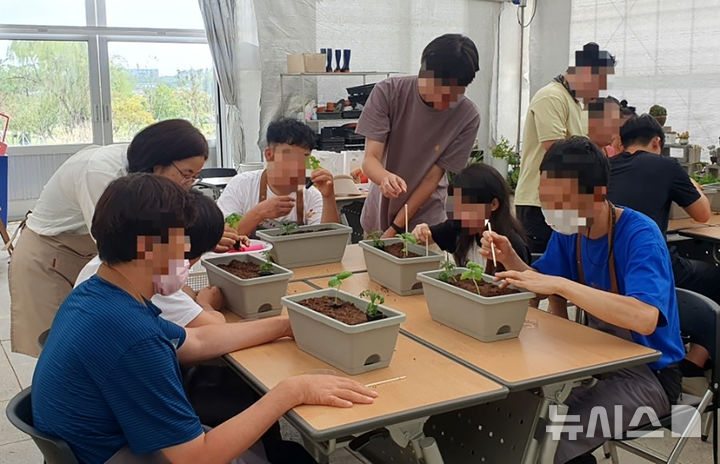 [광주=뉴시스] 광주농업기술센터 '마음을 가꾸는 농부' 치유프로그램 운영. (사진=광주시청 제공). photo@newsis.com *재판매 및 DB 금지