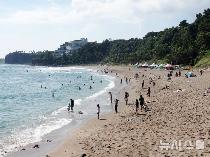 [제주=뉴시스] 오영재 기자 = 추석 연휴인 14일 제주 서귀포시 중문색달해수욕장에 피서객들의 발길이 이어지고 있다. 폭염주의보가 발효 중인 서귀포에는 낮 최고기온이 32도를 넘었다. 2024.09.14. oyj4343@newsis.com 