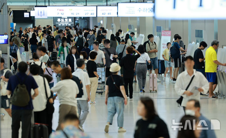 [서울=뉴시스] 고범준 기자 = 추석 연휴가 시작된 14일 오전 서울 강서구 김포공항 국내선 청사가 여행객들로 붐비고 있다. 2024.09.14. bjko@newsis.com