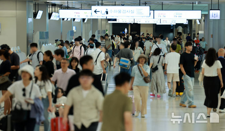 [서울=뉴시스] 고범준 기자 = 추석 연휴가 시작된 14일 오전 서울 강서구 김포공항 국내선 청사가 여행객들로 붐비고 있다. 2024.09.14. bjko@newsis.com