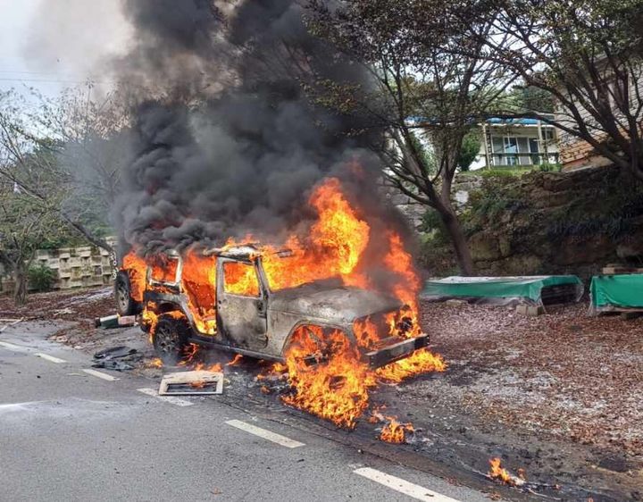 [서산=뉴시스] 지난 14일 오후 1시32분께 충남 서산시 인지면 성리 한 도로에 정차한 차량에서 불이 나 화염이 치솟고 있다. (사진=서산소방서 제공) 2024.09.15. *재판매 및 DB 금지