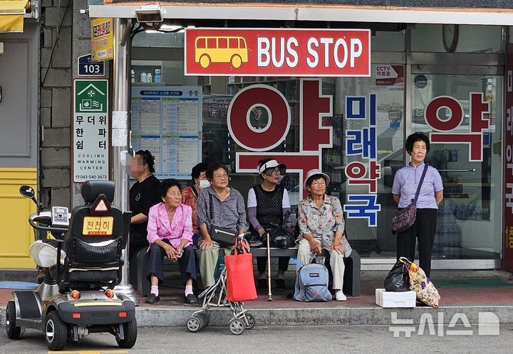 [보은=뉴시스] 안성수 기자 = 민족 고유의 명절 추석을 이틀 앞둔 15일 충북 보은군 보은읍의 한 버스 정류장에서 노인들이 더위를 피하고 있다. 2024.9.15. hugahn@newsis.com