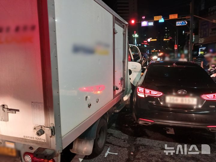 [인천=뉴시스] 김동영 기자 = 15일 오전 인천 미추홀구 한 교차로에서 음주운전을 하던 60대 남성이 앞선 차량을 들이받았다. (사진=인천소방본부 제공) 2024.09.15. photo@newsis.com *재판매 및 DB 금지