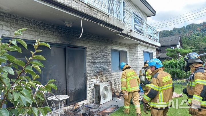 [용인=뉴시스]처인구 이동읍 단독주택 실외기 화재 현장(용인소방서 제공)