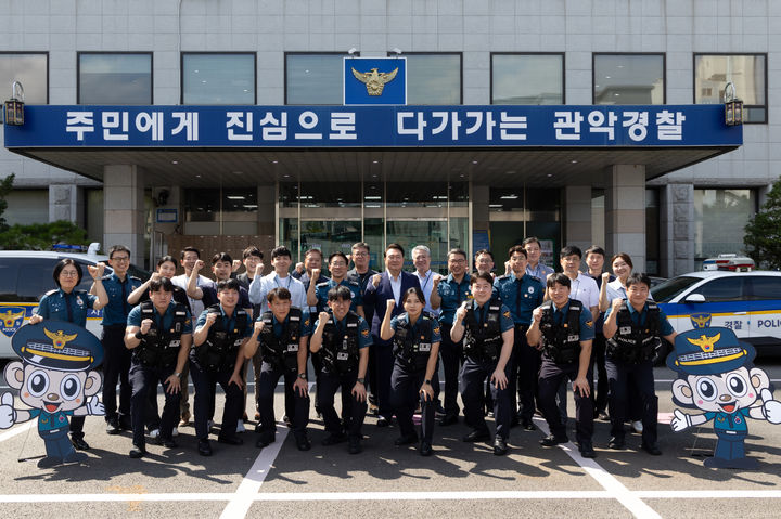 [서울=뉴시스] 조수정 기자 = 윤석열 대통령이 추석 명절 연휴인 15일 서울 관악구 관악경찰서를 방문해 당직 근무중인 경찰관들과 기념촬영을 하고 있다. (사진=대통령실 제공) 2024.09.15. photo@newsis.com *재판매 및 DB 금지