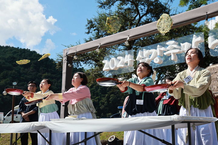 [예천=뉴시스] '2024 삼강주막 나루터 축제'에서 '부침개 뒤집기' 경연이 펼쳐지고 있다. (사진=예천군 제공) 2024.09.16. photo@newsis.com  *재판매 및 DB 금지