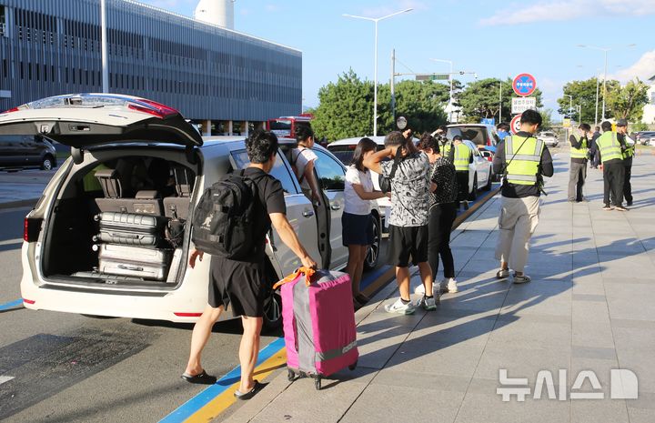 [청주=뉴시스] 서주영 기자 = 16일 오전 청주공항 3게이트 근처에 위치한 주차 대행 사무실 앞 도로가 이용객들로 붐비고 있다. 2024.09.16. juyeong@newsis.com *재판매 및 DB 금지