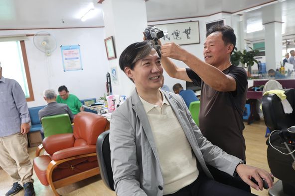 조국 조국혁신당 대표가 16일 전남 곡성 석곡면 삼성이용원에서 이발을 하고 있다. (사진=조국 조국혁신당 대표 페이스북 제공) *재판매 및 DB 금지