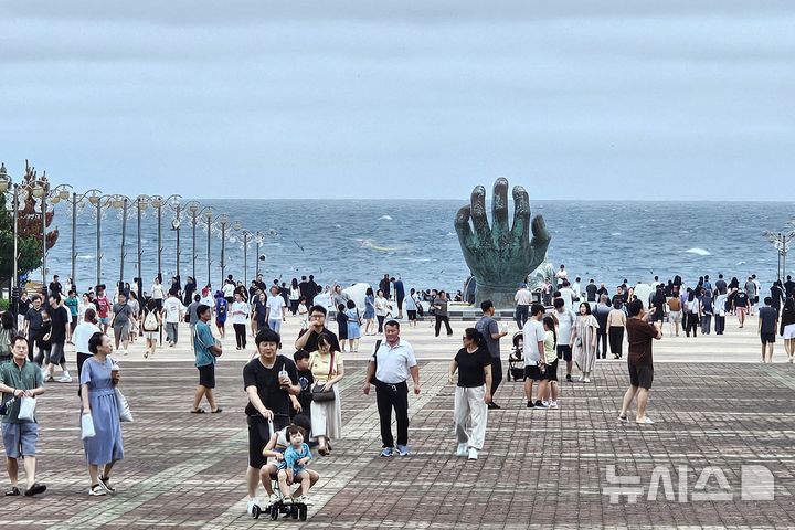 [포항=뉴시스] 송종욱 기자 = 16일 경북 포항시 구룡포읍 호미곶 해맞이 광장에 몰린 관광객 모습. 2024.09.16. sjw@newsis.com