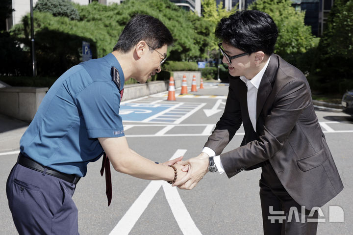 [서울=뉴시스] 최동준 기자 = 한동훈 국민의힘 대표가 16일 추석 연휴 근무 공직자 격려를 위해 서울 종로구 서울경찰청을 방문해 김봉식 서울경찰청장과 인사하고 있다. 2024.09.16. photocdj@newsis.com