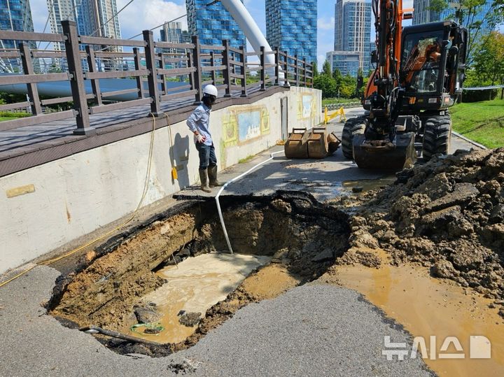 [인천=뉴시스] 이루비 기자 = 지난 16일 오전 인천 연수구 송도국제도시 센트럴파크 내 인도에서 땅꺼짐(싱크홀)이 발생했다. (사진=인천시설공단 제공) 2024.09.17. photo@newsis.com