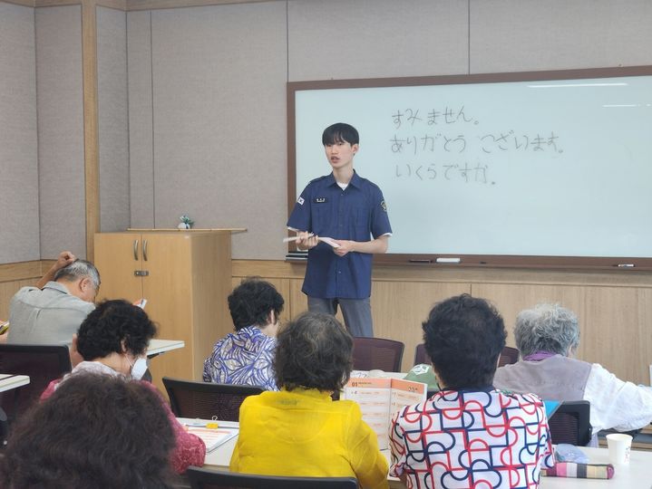 [대구=뉴시스] 대구 동구 강동노인복지관에서 홍승민 사회복무요원이 노인들에게 일본어를 가르치고 있다. (사진=대구경북지방병무청 제공) 2024.09.17. photo@newsis.com *재판매 및 DB 금지