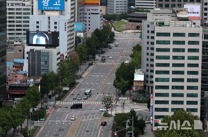 [서울=뉴시스] 이영환 기자 = 추석인 17일 오전 서울 세종대로 일대가 한산한 모습을 보이고 있다. 2024.09.17. 20hwan@newsis.com