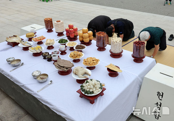 [파주=뉴시스] 이영환 기자 = 추석인 17일 오전 경기 파주시 임진각 망배단에서 열린 제55회 합동경모대회에서 실향민 및 가족들이 절을 올리고 있다. 2024.09.17. 20hwan@newsis.com