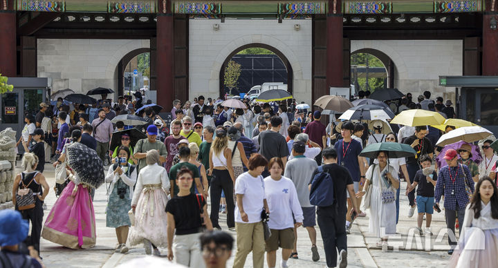 [서울=뉴시스] 정병혁 기자 = 추석인 17일 서울 종로구 경복궁이 관람객들로 붐비고 있다. 2024.09.17. jhope@newsis.com