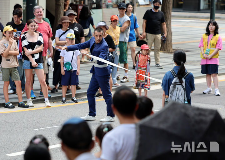 [서울=뉴시스] 이영환 기자 = 추석인 17일 오후 서울 중구 무교로에서 열린 서울거리예술축제 2024에서 아티스트 에밀리아노 알레시가 작품 테이테이 공연을 펼치고 있다. 2024.09.17. 20hwan@newsis.com