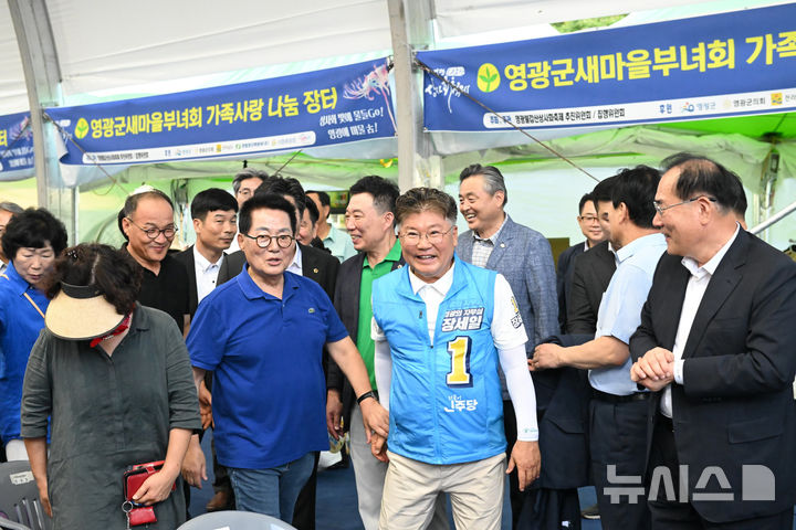 [영광=뉴시스] 박지원 의원과 장세일 영광군수. (사진=뉴시스 DB). photo@newsis.com *재판매 및 DB 금지