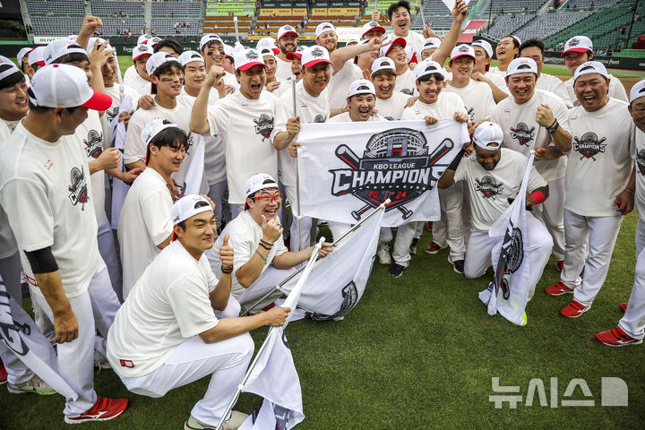 [인천=뉴시스] 정병혁 기자 = 7년 만에 정규시즌 1위를 차지한 KIA 타이거즈 선수들이 17일 인천 미추홀구 SSG랜더스필드에서 열린 2024 KBO리그 정규시즌 우승 세리머니에서 기념사진을 찍고 있다. 2024.09.17. jhope@newsis.com