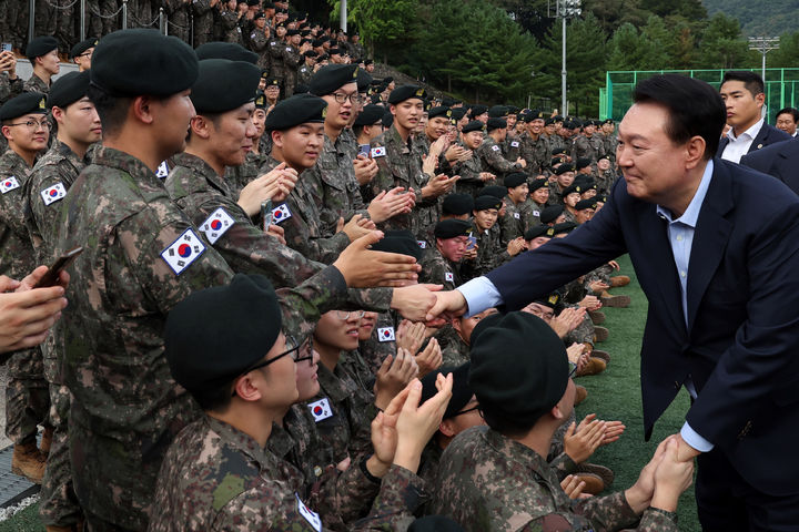 [서울=뉴시스] 조수정 기자 = 윤석열 대통령이 추석 명절인 17일 강원 화천군 육군 15사단을 방문해 장병들과 기념촬영을 마친 뒤 격려하고 있다. (사진=대통령실 제공) 2024.09.17. photo@newsis.com *재판매 및 DB 금지