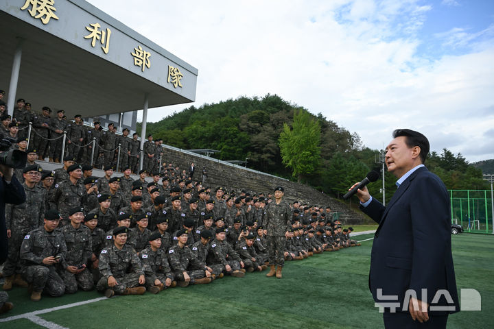 [서울=뉴시스] 조수정 기자 = 윤석열 대통령이 추석 명절인 17일 강원 화천군 육군 15사단을 방문해 장병들과 기념촬영을 마친 뒤 격려발언 하고 있다. (사진=대통령실 제공) 2024.09.17. photo@newsis.com *재판매 및 DB 금지