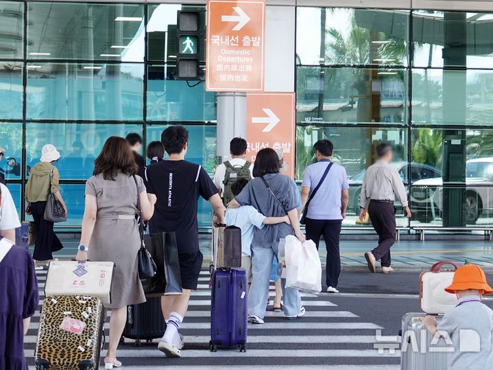 [제주=뉴시스] 오영재 기자 = 추석 연휴 마지막 날인 18일 오전 제주국제공항에서 관광객들이 출발장으로 향하고 있다. 2024.09.18. oyj4343@newsis.com