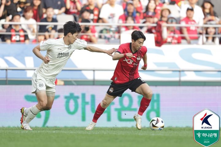 [서울=뉴시스] 프로축구 K리그1 대구FC의 고명석(왼쪽), FC서울의 임상협. (사진=한국프로축구연맹 제공) *재판매 및 DB 금지