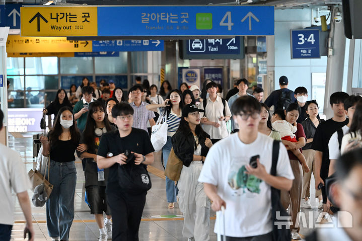 [광주=뉴시스] 이영주 기자 = 추석 연휴 마지막날인 18일 오전 광주 광산구 광주송정역이 귀경객들로 붐비고 있다. 2024.09.18. leeyj2578@newsis.com